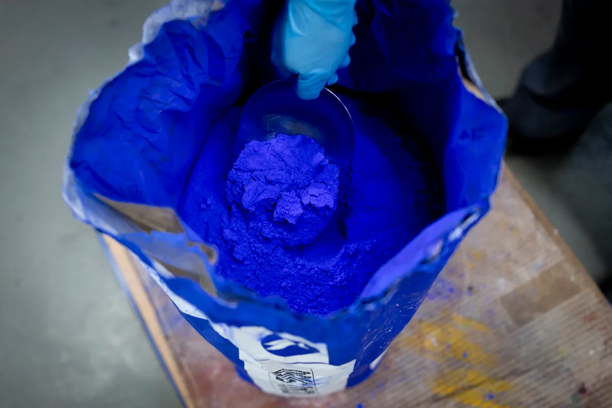 Farbherstellung in der Firma Lascaux mit Inhaberin Barbara Diethelm